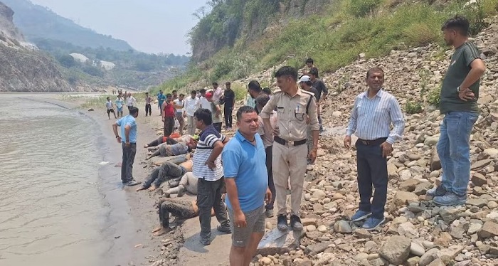 बदरीनाथ हाईवे पर टेम्पो ट्रैवलर अलकनंदा नदी में समाया,,इतने लोगों की दर्दनाक मौत..