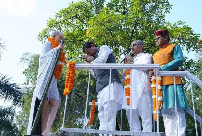 “मुख्यमंत्री धामी ने महात्मा गांधी को दी श्रद्धांजलि”