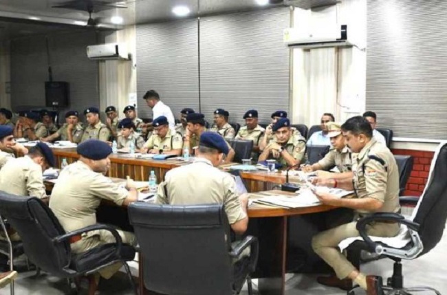 SSP दून ने ली थानों की क्लास,,बेहतर कार्य वालों को शाबाशी,,लापरवाह थानों को सख्त चेतावनी