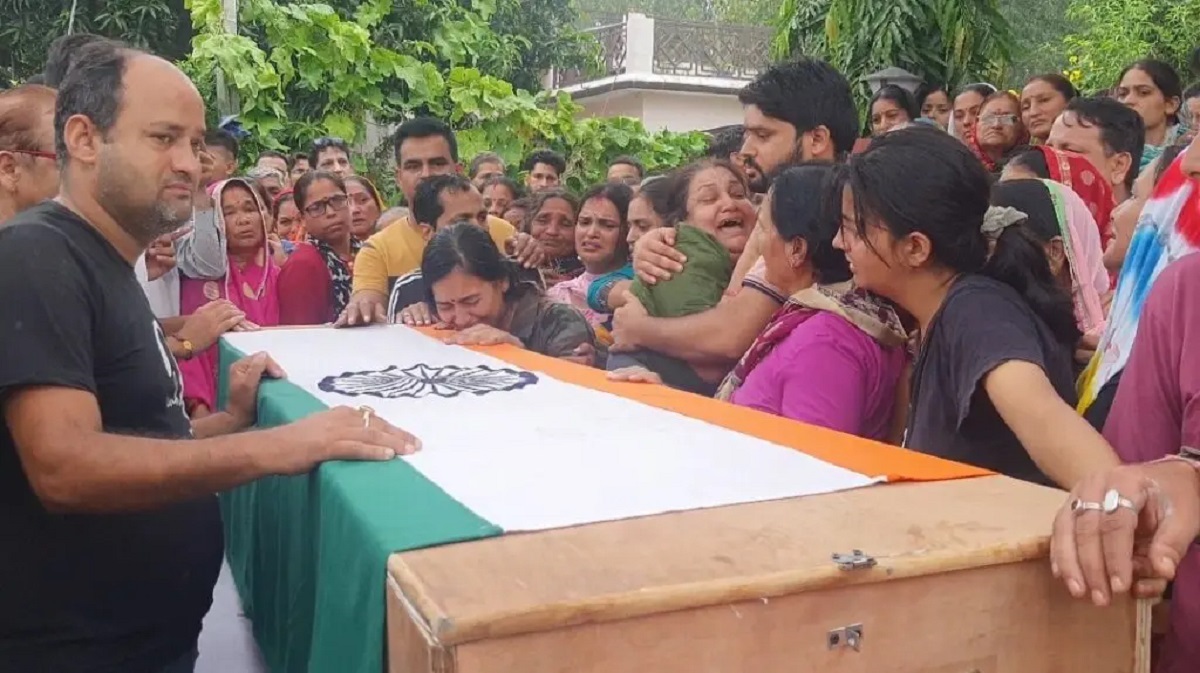 उत्तराखंड: उधम सिंह नगर जनपद के जवाहरनगर निवासी भुवन चंद्र भट्ट ऑर्डिनेंस यूनिट के जवान का पार्थिव शरीर पहुंचा घर, परिजनों में कोहराम मच गया.