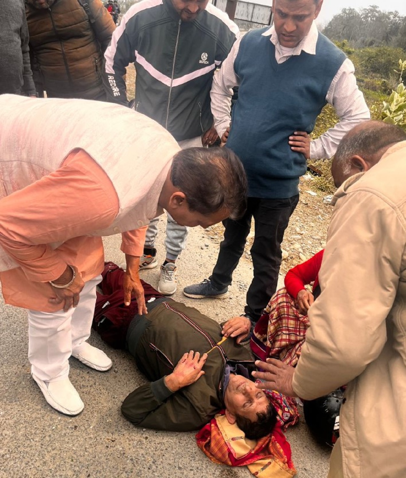 मंत्री जी ने सड़क दुर्घटना में चोटिल व्यक्ति को निजी वाहन से भेजा अस्पताल....