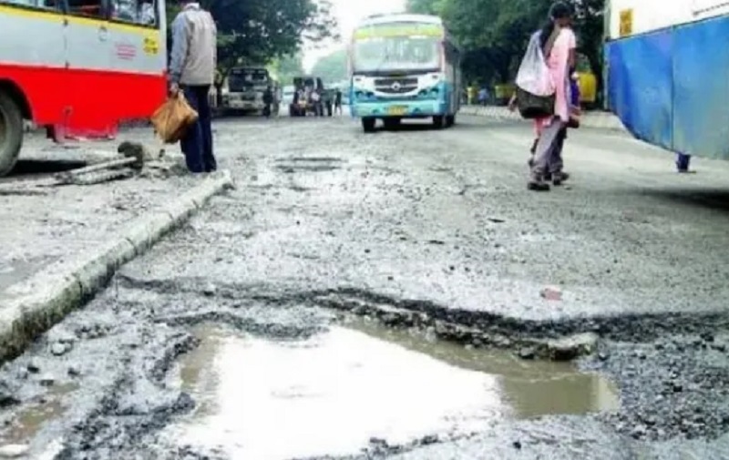 सड़क के गड्ढे ने ले ली महिला की जान, मृतक के परिजनों ने विभाग पर लगाया लापरवाही का आरोप: हल्द्वानी