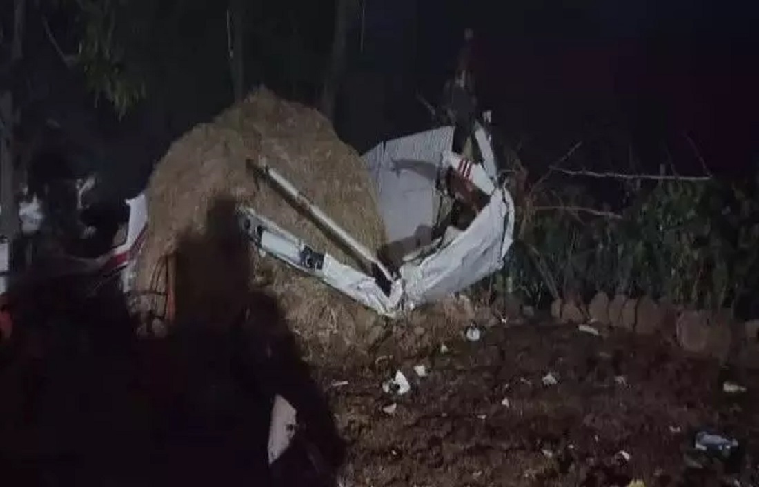 आसमान में उड़ान भर रहा ट्रेनी विमान पहले एक पेड़ से टकराया इसके बाद मंदिर के शिखर से टकराने के बाद क्रैश, पायलट की मौत:
