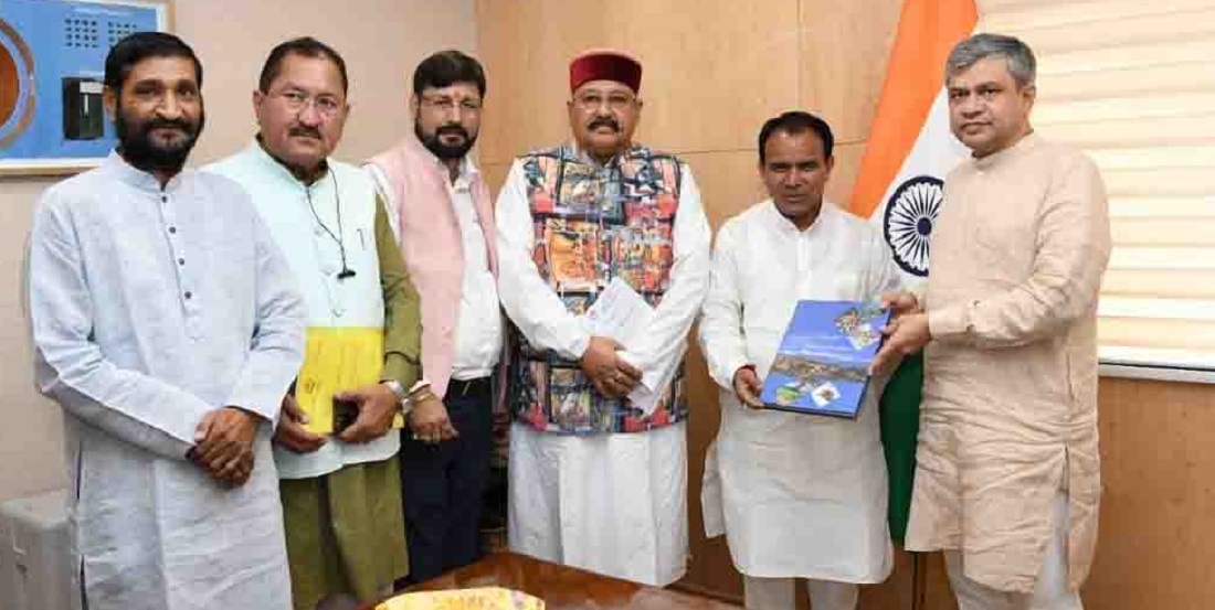 उत्तराखंड: पर्यटन मंत्री सतपाल महाराज ने बुधवार को नई दिल्ली में केंद्रीय रेल मंत्री अश्विनी वैष्णव से कि मुलाकात.