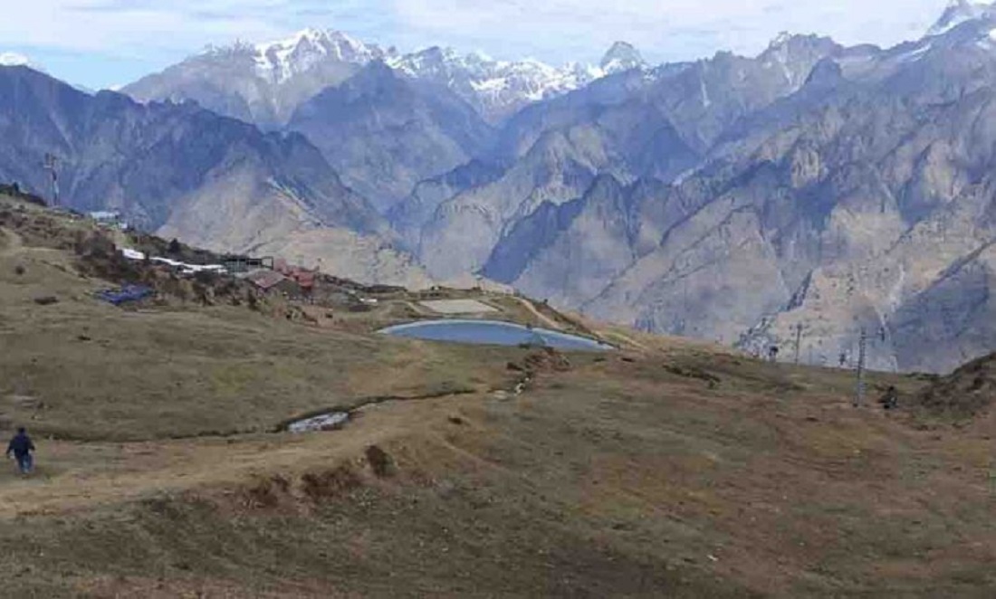 चमोली जिले के विख्यात शीतकालीन क्रीड़ा स्थल औली में आने वाले पर्यटक इन दिनों बर्फ से पूरी तरह विहीन होने के कारण निराश: