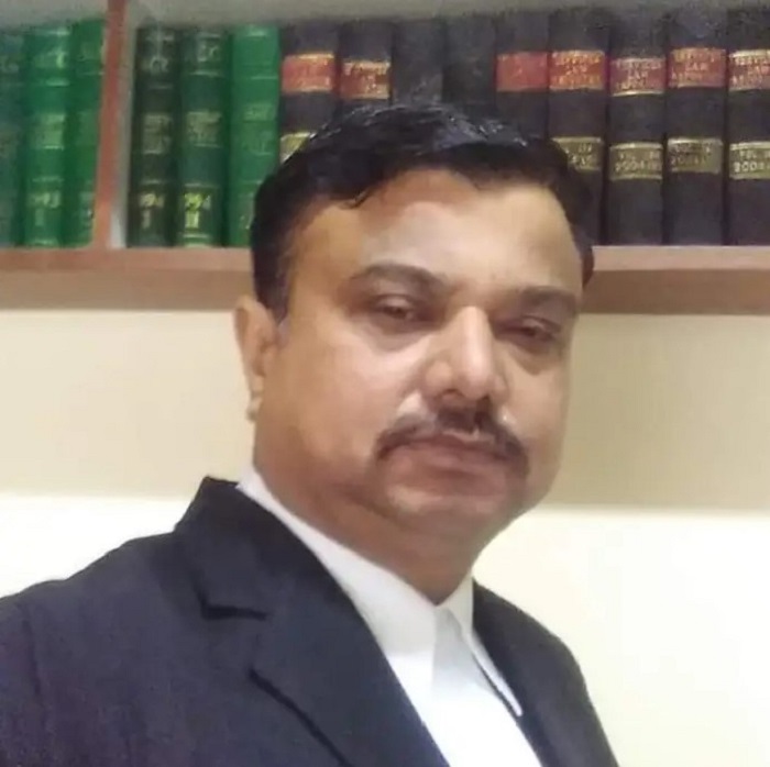 हल्द्वानी में दर्दनाक हादसा: आंधी में कार पर गिरा पेड़, हाईकोर्ट के अधिवक्ता की मौत: