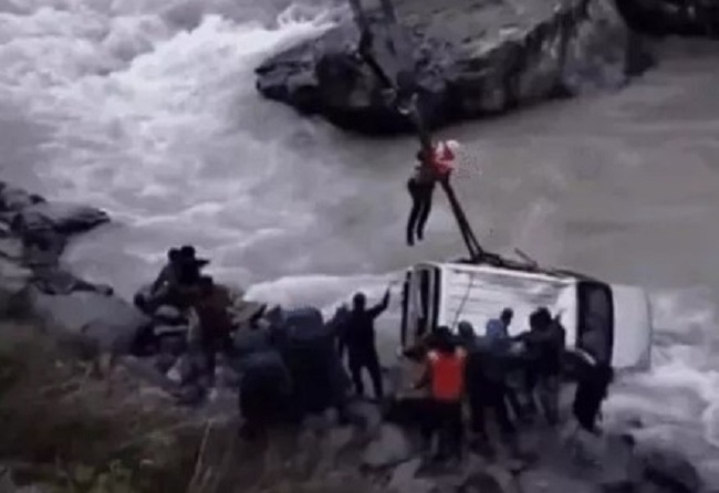 बड़ी ख़बर,, यहाँ नदी के भीतर समाई बेकाबू हुई कार इतने लोगों की दर्दनाक मौत..
