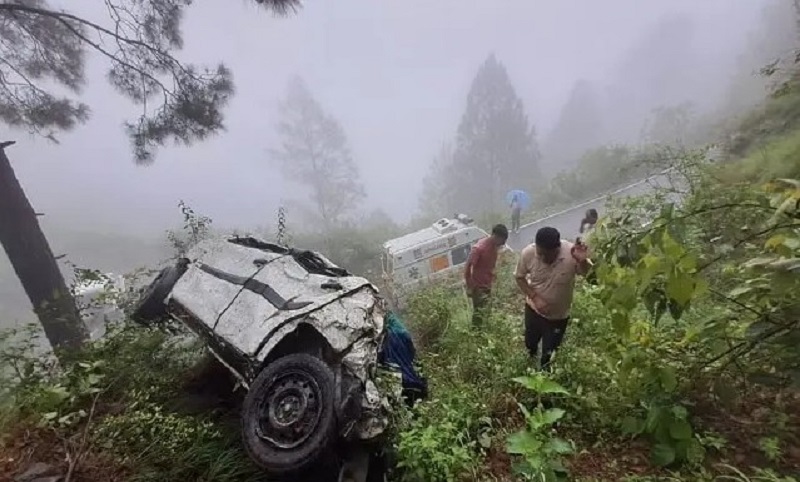उत्तरकाशी में दर्दनाक सड़क हादसा, खाई में गिरी कार, मां और बेटे की मौत, बड़ा बेटा घायल: