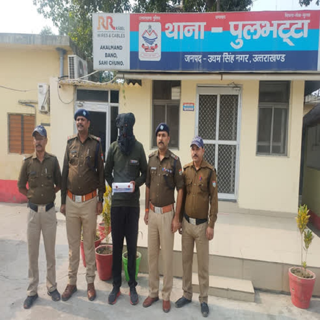 ऊधमसिंह नगर के पुलभट्टा इलाके में हल्द्वानी में एक जौहरी पर फायरिंग कर पुलिस मुठभेड़ में फरार आरोपी को पुलिस ने मंगलवार को किया गिरफ्तार.