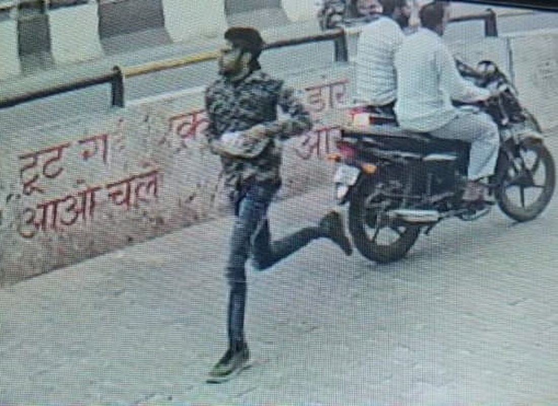 उत्तरप्रदेश में चार राउंड हवाई फायर, सरेआम सिपाहियों को गोली मारने वाले आरोपी फरार.