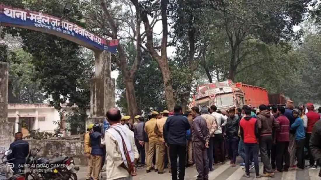 उत्तर प्रदेश में देवरिया के सदर कोतवाली क्षेत्र में बीती देर रात दशहरा मेले की भीड़ में घुसे बेकाबू ट्रक ने तमाम लोगों को कुचल दिया, दो बच्चियों की मौत.