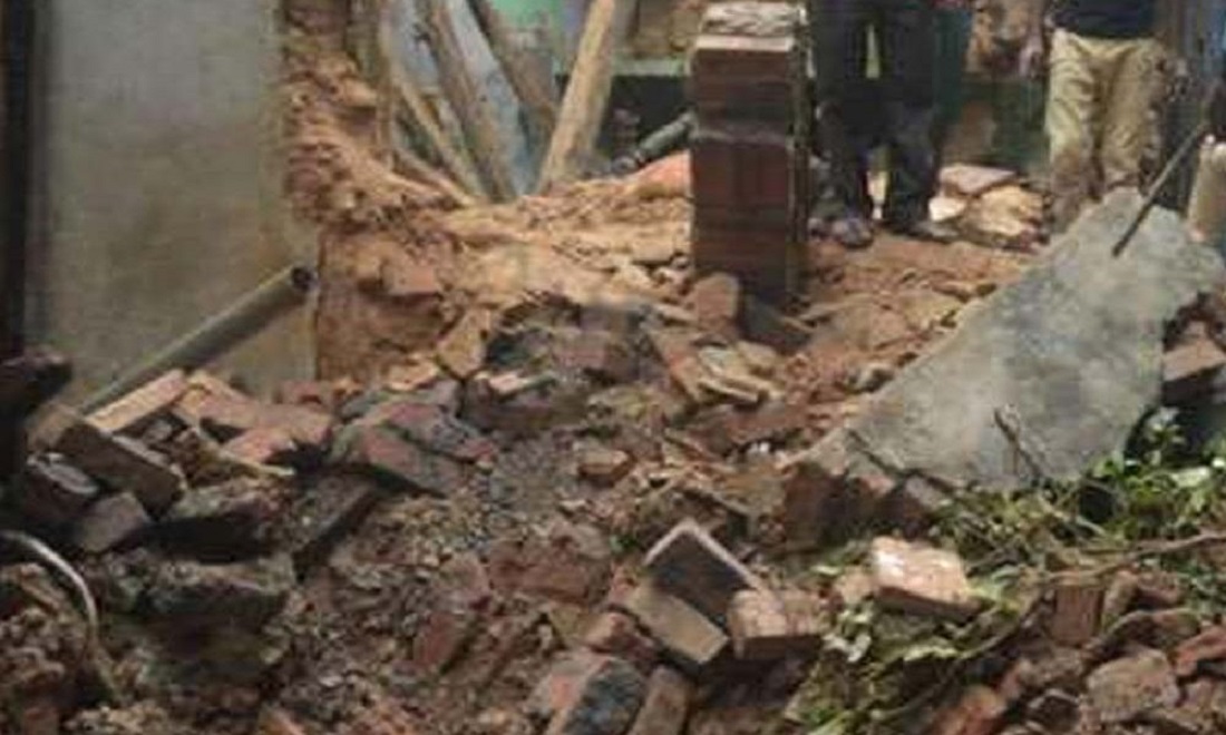 उत्तरप्रदेश : मथुरा, इटावा में भारी बारिश के कारण, घर की दीवार गिरने पर 6 लोगों की मौत.