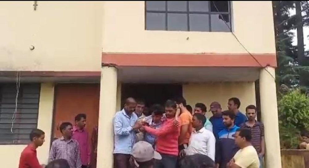 उत्तराखंड: लोहाघाट में बुधवार को दो नाबालिगों के द्वारा फांसी लगाकर करी गई आत्महत्या पर बाल कल्याण समिति ने गहरी चिंता जताई.