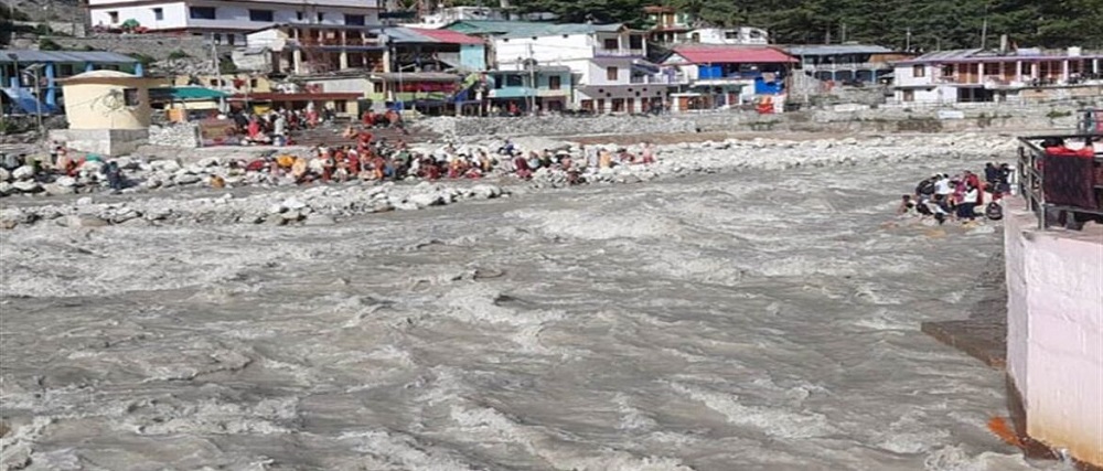 उत्तराखंड : गंगोत्री धाम में गुरुवार को नहाते समय एक यात्री भागीरथी के तेज बहाव की चपेट में बहाव में बहा तमिलनाडु का तीर्थयात्री, एसडीआरएफ तलाश में जुटी,24 लाख रुपए रखे एटीएम सहित सात दुकानें बाढ़ की भेंट चढ़ी.