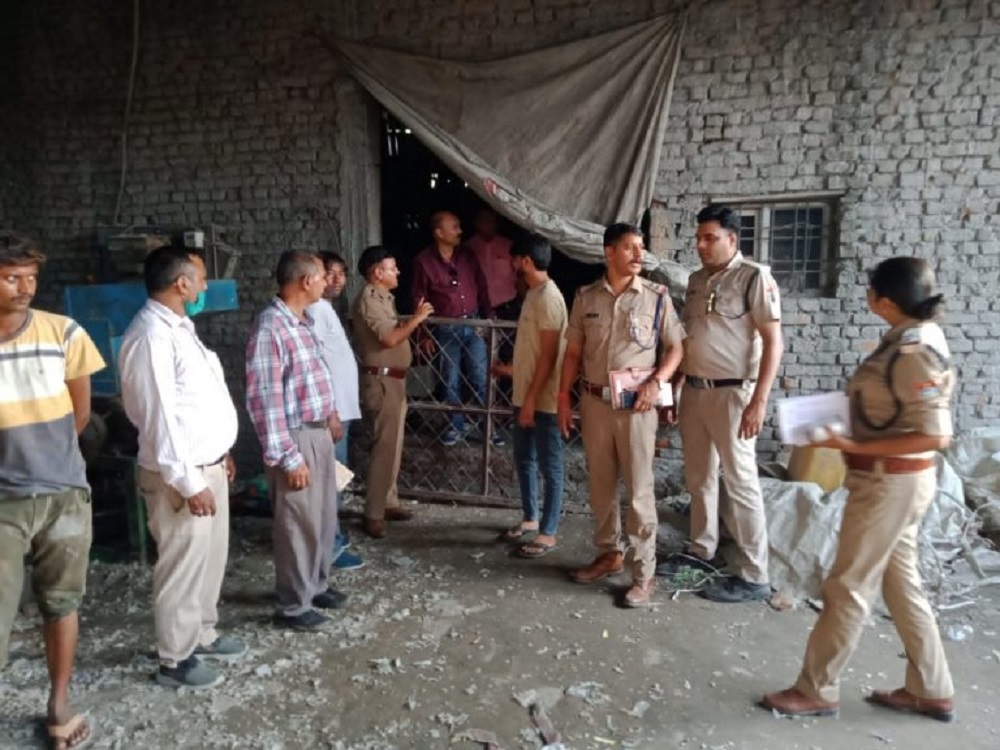 उत्तराखंड: भारी मात्रा मैं कई ब्रांडेड कंपनियों के गुटखे, प्रतिबंधित पॉलीथीन व रोमैटेरियल को बरामद कर मौके से तीन लोगों को  लिया हिरासत में.