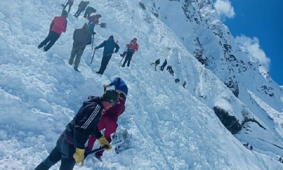 उत्तराखंड चारधाम पैदल मार्गों पर बर्फबारी से बढ़ रही मुश्किलें:
