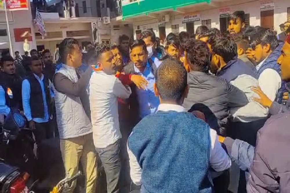 उत्तराखंड कांग्रेस मुख्यालय के बाहर नेशनल स्टूडेंट्स यूनियन ऑफ इंडिया (एनएसयूआई) के दो गुट आपस में भिड़त: