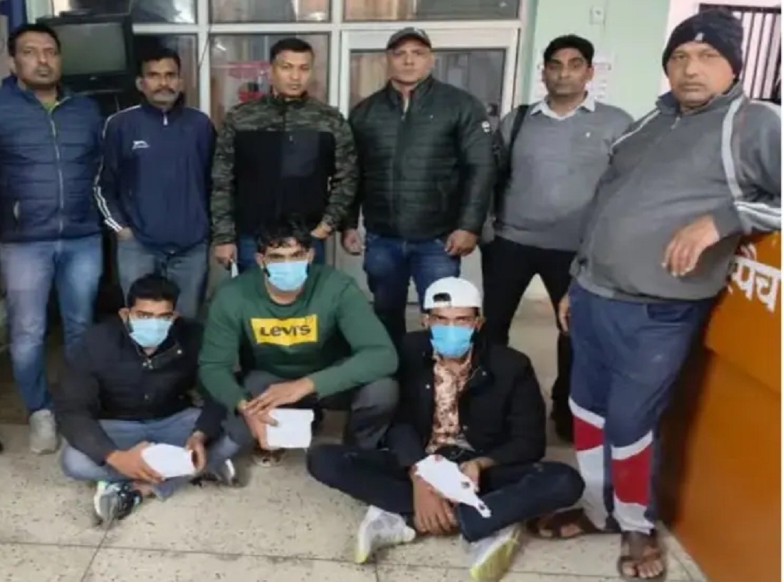 उत्तराखंड: एसटीएफ़ ने यूपी बीजेपी सांसद के करीबी पर नोएडा में जानलेवा हमला करने के बाद फरार चल रहे रणदीप भाटी गिरोह के तीन शूटरों को देहरादून से किया गिरफ्तार.
