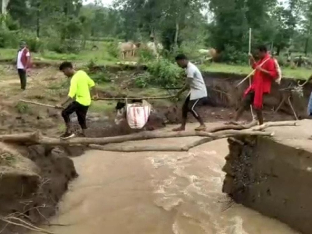 उत्तराखंड के पहाड़ों से लगातार हैरान करने वाली तस्वीरों के आने का सिलसिला जारी, बह गए पुल तो उफान के बीच पेड़ डालकर जोखिम ले रहे लोग.
