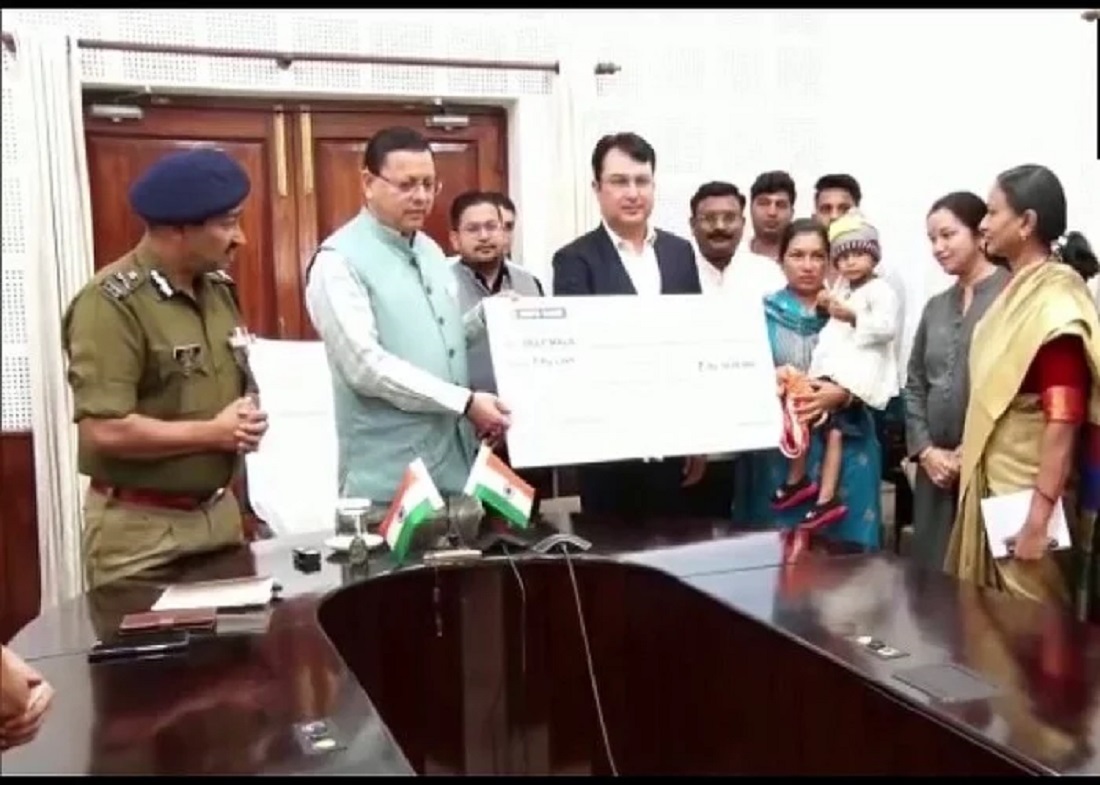 उत्तराखंड मुख्यमंत्री पुष्कर सिंह धामी ने कांस्टेबल स्वर्गीय प्रदीप कुमार की पत्नी दीपमाला को मुख्यमंत्री कैम्प कार्यालय में 50 लाख रुपये का चेक सौंपा.