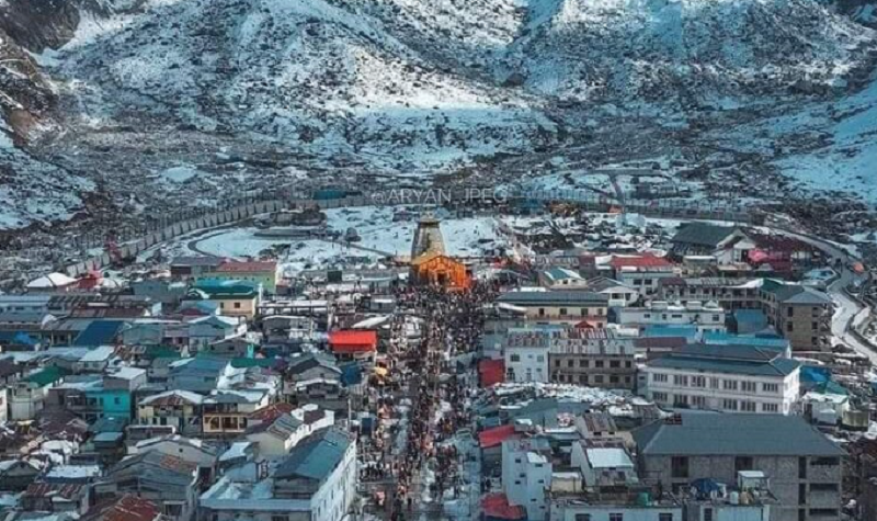 उत्तराखंड में श्रद्धालुओं की आस्था के आगे प्रकृति भी नतमस्तक ठंड और बर्फबारी से भीड़ में नहीं कोई कमी:
