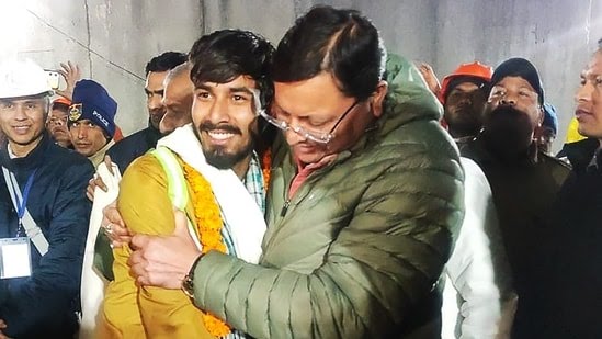 सीएम धामी ने मजदूरों को दी एक-एक लाख की राहत राशि, चिनूक विमान से सभी रवाना