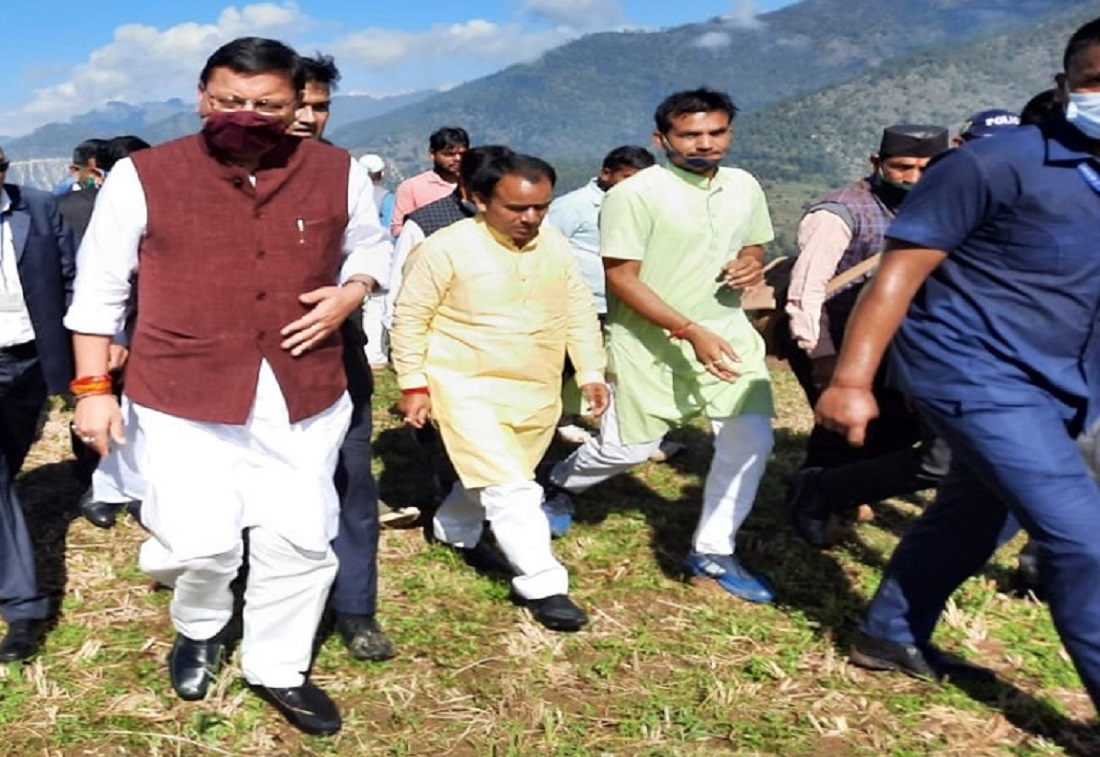उत्तराखंड: चमोली जिले की थराली तहसील के आपदा प्रभावित गांव पैनगढ़ के ग्रामीणों ने मुख्यमंत्री पुष्कर सिंह धामी से उनके पुनर्वास सुविधा की मांग.