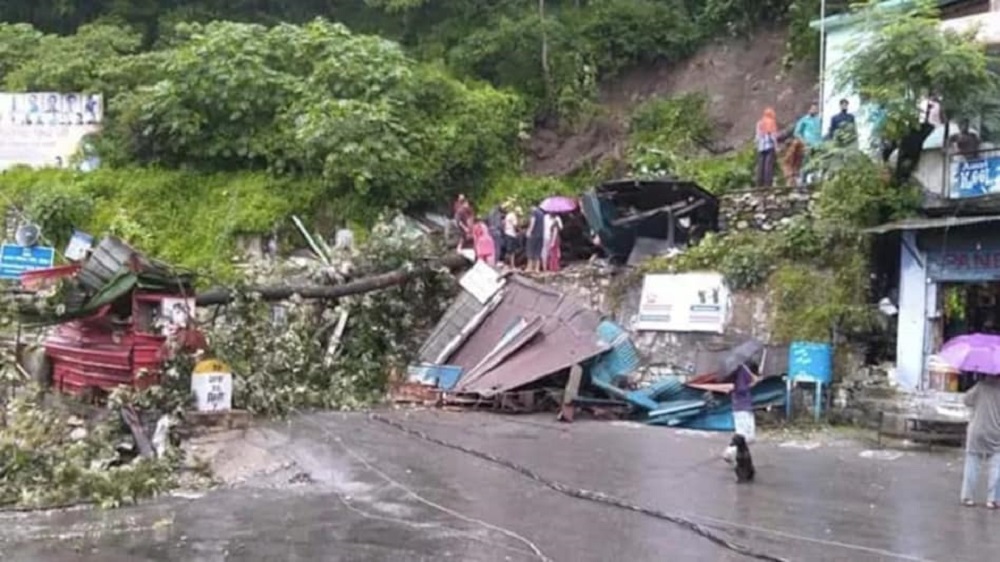 उत्तराखंड में 48 घंटे मूसलाधार बारिश का अलर्ट: दून में तबाही, चारधाम के NH ठप और जगह-जगह यात्री फंसे, नेशनल और 14 स्टेट हाईवे समेत कुल 166 सड़कें ठप