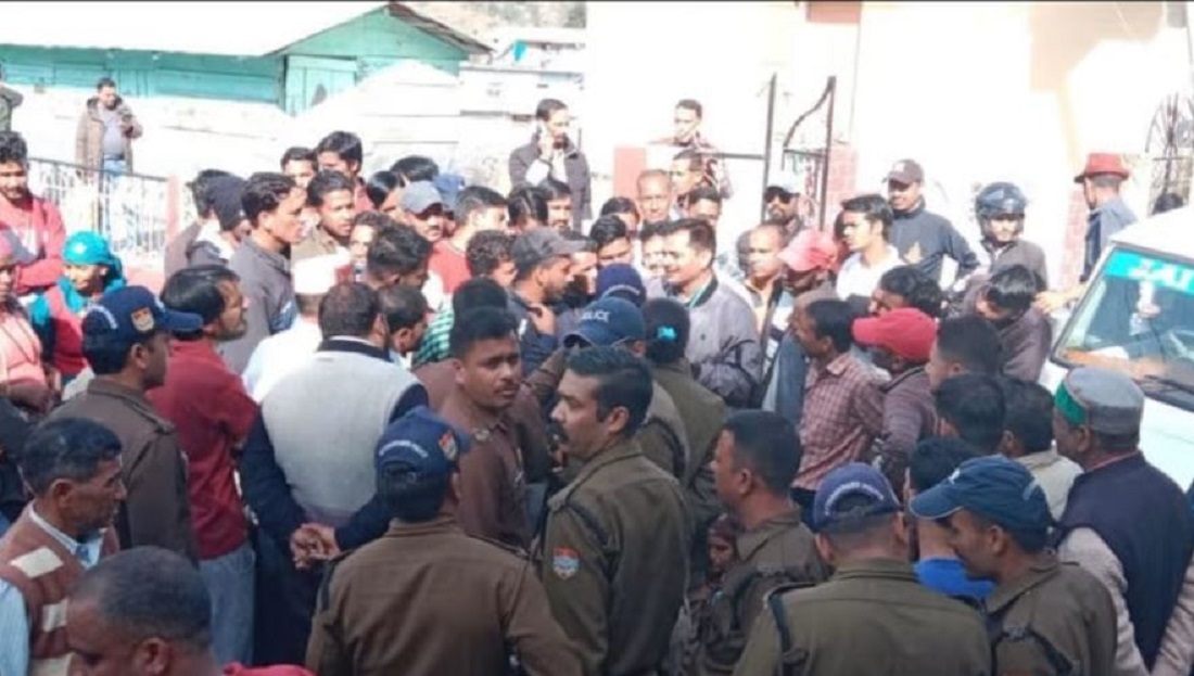 उत्तरकाशी पुलिस ने रविवार को चकराता से उत्तरकाशी जिले के नौगांव से करीब चार महीने पहले लापता महिला का कंकाल किया बरामद.