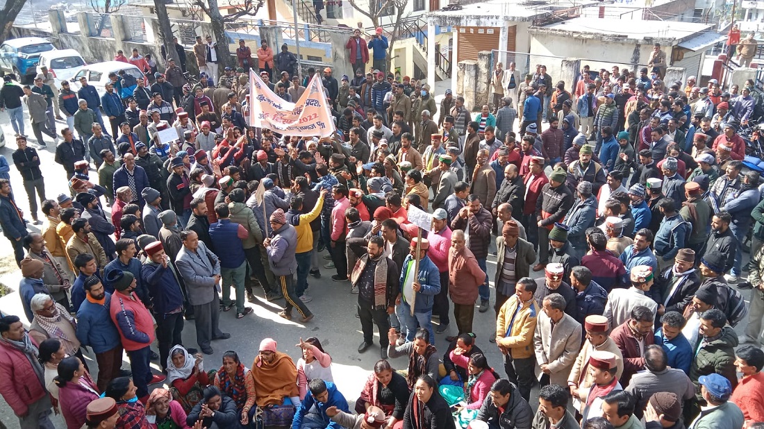 पुरोला में धर्मांतरण के आरोप को लेकर स्थानीय लोगो का गुस्सा शांत होने का नाम नही ले रहा है, मामला अब सडको तक पहुँच गया: उत्तरकाशी