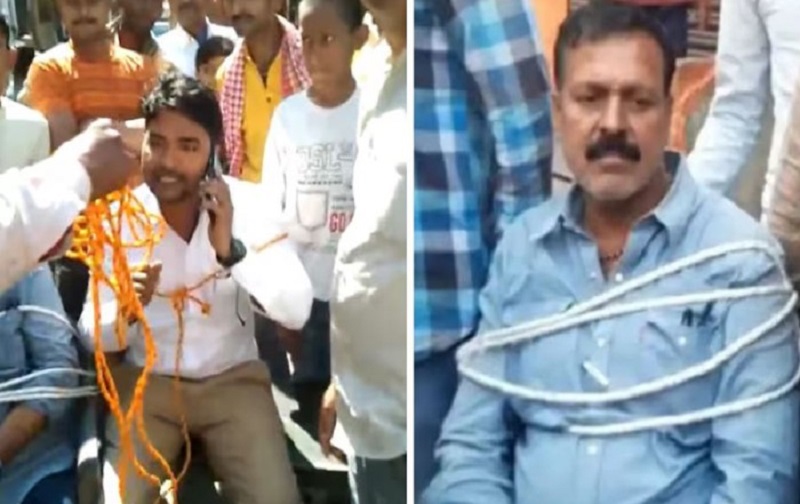 पार्षद पति,, जेई को बनाया बंधक,,बीच सड़क पर बैठाया,,,सड़क पर बह रहा नाले का पानी,,,, बच्चे हो रहे बीमार...