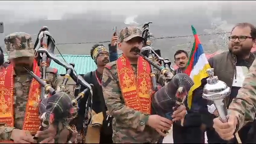 बाबा केदार की पंचमुखी डोली सेना के बैंड की भक्तिमय जय घोष के साथ श्री केदारनाथ धाम पहुंची