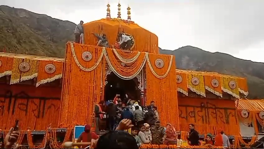 कपाट खुलने के लिए श्री बदरीनाथ मंदिर को भब्य रूप से फूलों से सजाया गया