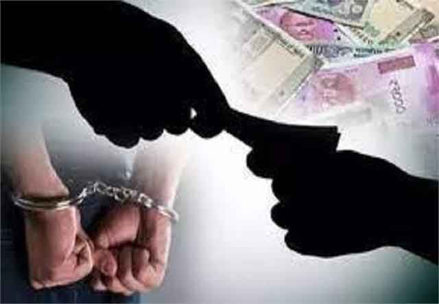 राज्य कर विभाग के सहायक आयुक्त 75 हज़ार की रिश्वत लेते गिरफ़्तार 