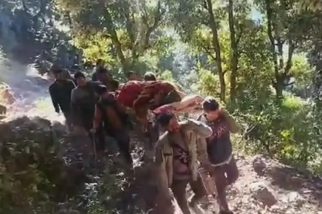 प्रदेश के कई गांव आज भी सड़क सुविधा से नहीं जुड़ पाए, विकासनगर में 8 किमी पैदल चलकर बीमार व्यक्ति को मुख्य मार्ग तक पहुंचाया: पुष्कर सिंह धामी