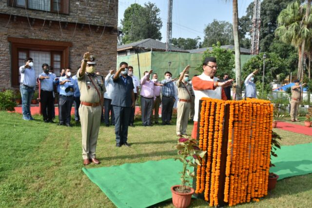 CM धामी ने किया ध्वजारोहण! दिलाई राष्ट्रीय एकता की शपथ