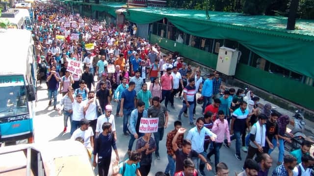 दून में सड़कों पर युवा जानते है पूरी जानकारी…..