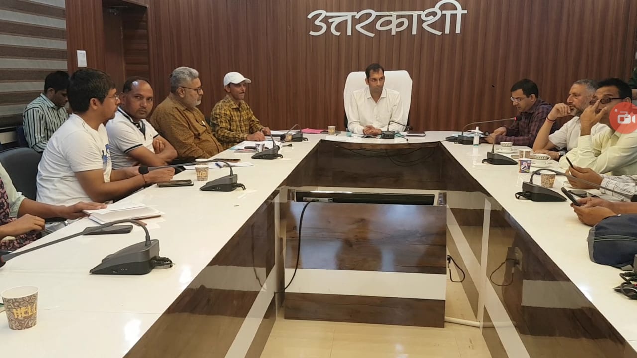 उत्तरकाशी मे आयोजित घाट पर हाट थीम