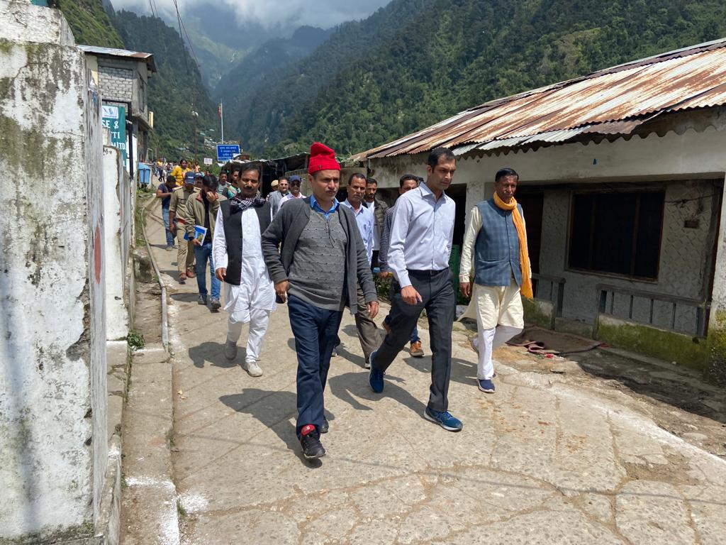 यमुनोत्री धाम में पैदल यात्रा कर व्यवस्थाओं का किया निरीक्षण......