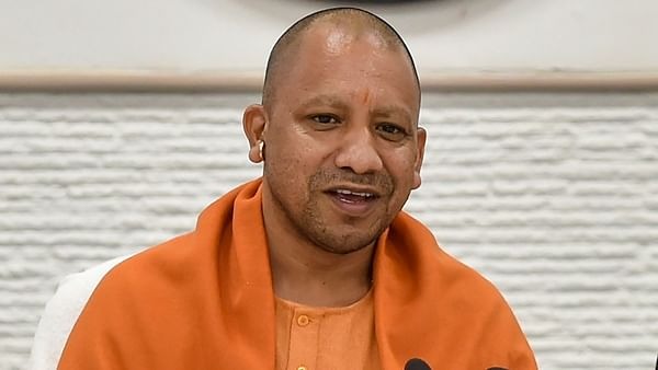 सीएम योगी से मिले मसाल गांव के ग्रामीण, मंदिर के शिलान्यास पर दिया निमंत्रण ।   