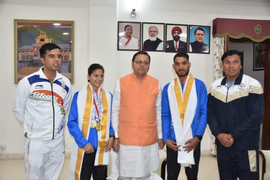 स्वर्ण पदक जीतने वाली मानसी नेगी और एथलीट सूरज पंवार से सीएम ने की भेंट।