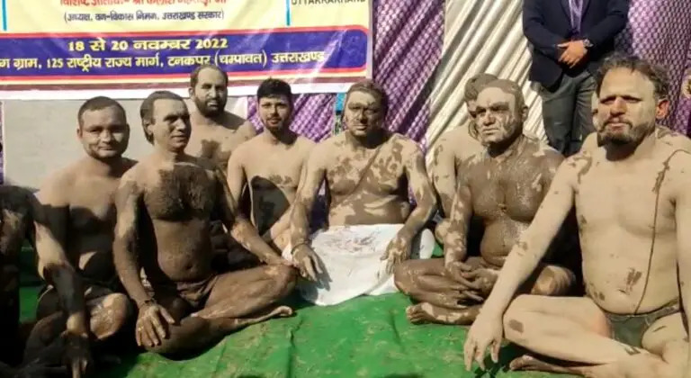 मिट्टी का लेप लगाकर मुख्यमंत्री पुष्कर सिंह धामी ने प्राकृतिक चिकित्सा मड़ बाथ का शुभारंभ ।
