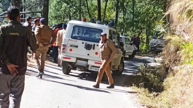 तहसील डुण्डा अंतर्गत यमुनोत्री राष्ट्रीय राजमार्ग एक वाहन दुर्घटनाग्रस्त 5 की मौत एक गंभीर घायल ।
