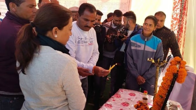 हेमवती नंदन बहुगुणा स्टेडियम में जिला स्तरीय खेल महाकुंभ का आगाज, कैबिनेट मंत्री रेखा ने किया  शुभारंभ ।
