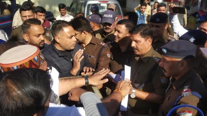 कैबिनेट मंत्री प्रेमचंद अग्रवाल  को कांग्रेस कार्यकर्ताओं ने दिखाए काले झंडे