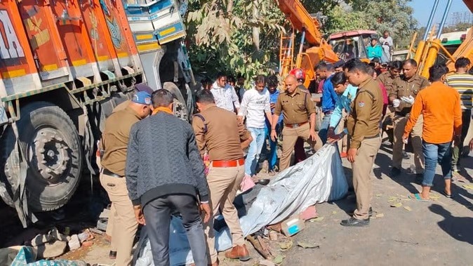 देहरादून चंद्रबनी चौक के पास ट्रक से कुचलकर एक बाइक सवार युवक की मौत