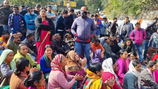 अतिक्रमण हटाओ अभियान के खिलाफ स्थानीय लोगों आक्रोश