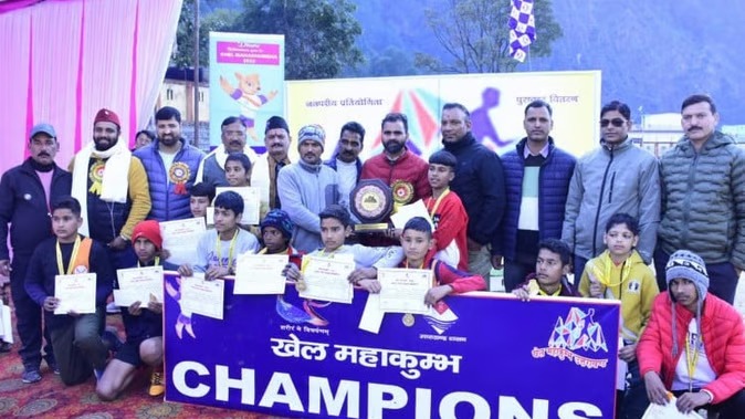 मनेरा स्टेडियम में हो रहे जिला स्तरीय खेल महाकुंभ का रंगारंग कार्यक्रमों के साथ समापन