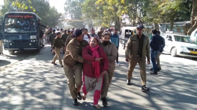 विधानसभा के बाहर धरने पर बैठे बर्खास्त कर्मचारियों की पुलिस से झड़प
