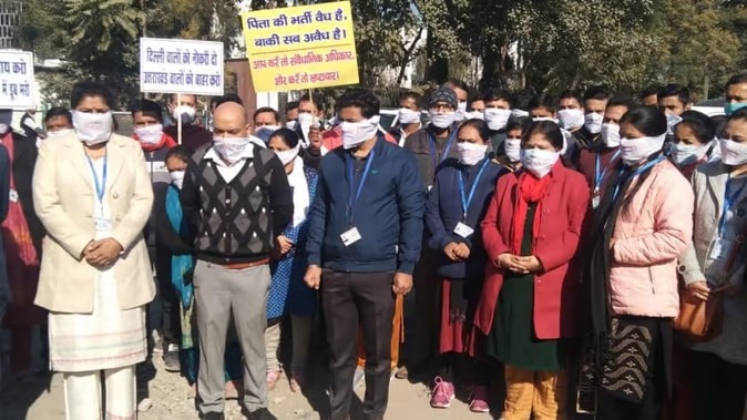 विधानसभा के बर्खास्त कर्मचारियों ने आज आर्टिकल 14 का मास्क पहन कर धरना प्रदर्शन किया